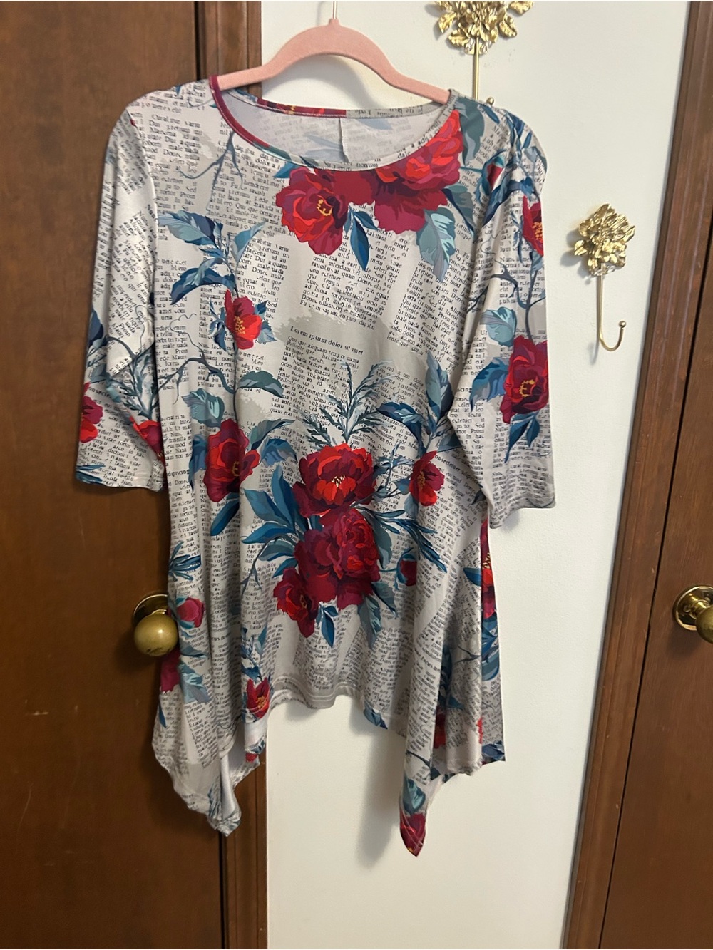 Women's Floral Scoop-Neck Tunic Top - Red Floral on Light Gray